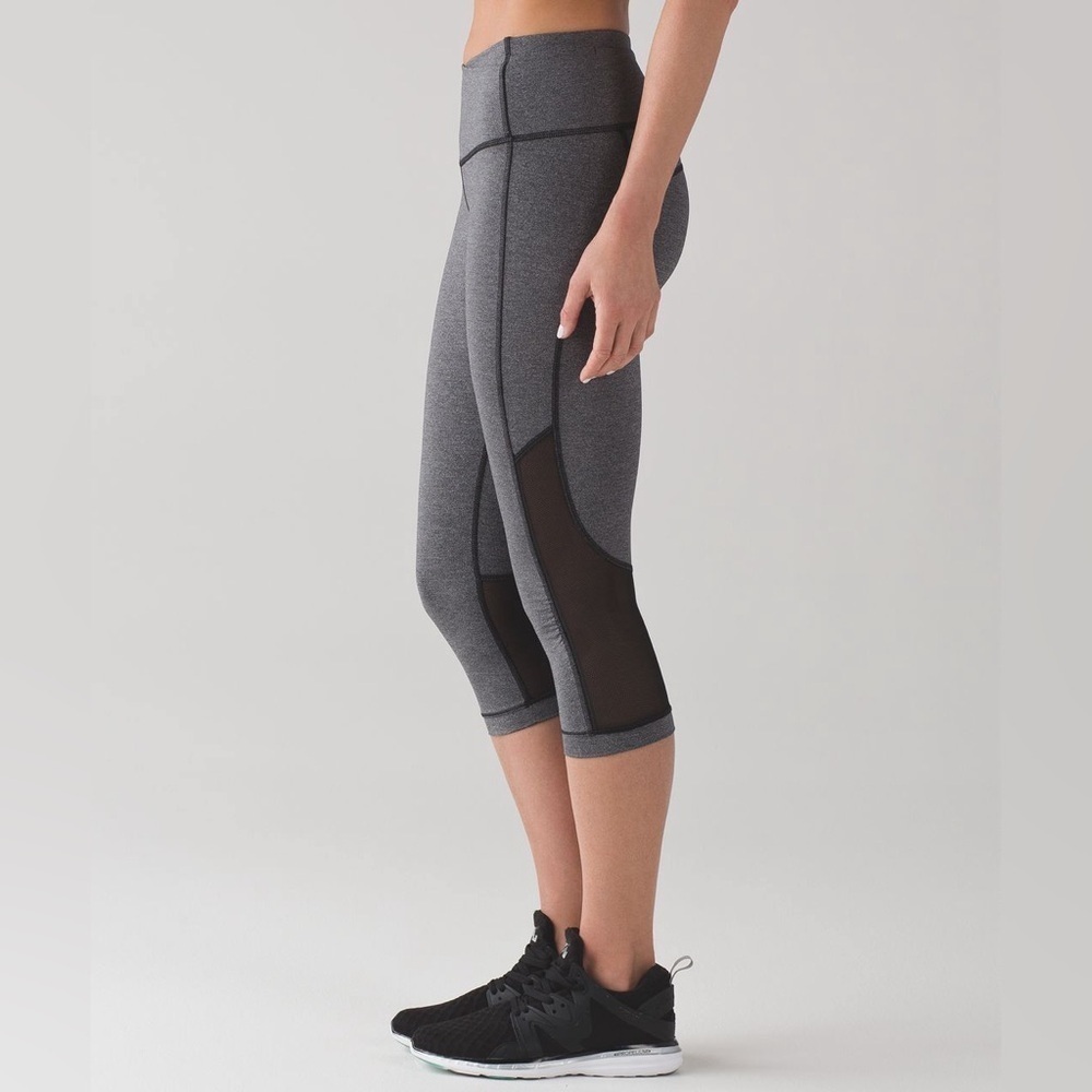 Lululemon Gear Up Crop 17"
Heathered Black / Black - 6
